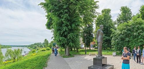 Панорама — памятник, мемориал Памятник Б. А. Ахмадулина, Таруса