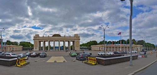Панорама — автомобильная парковка Парковка перед Главным входом ЦПКиО им. М. Горького, Москва