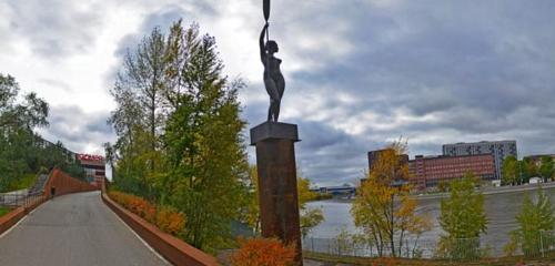 Панорама — жанровая скульптура Девушка с веслом, Москва